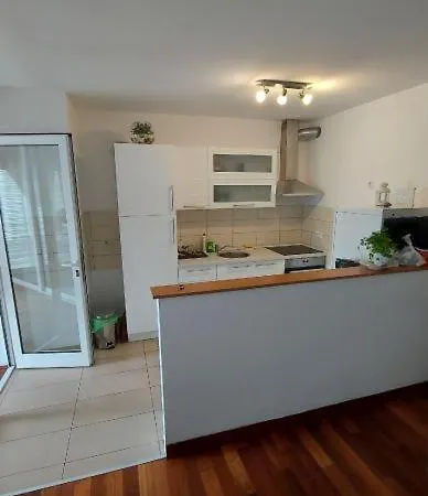2br Apartment-next To Old Town-private Parking