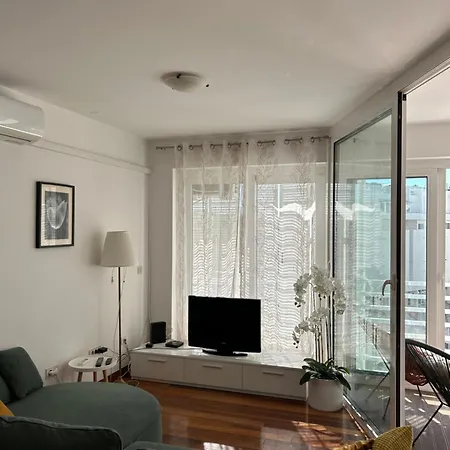 2br Apartment-next To Old Town-private Parking *