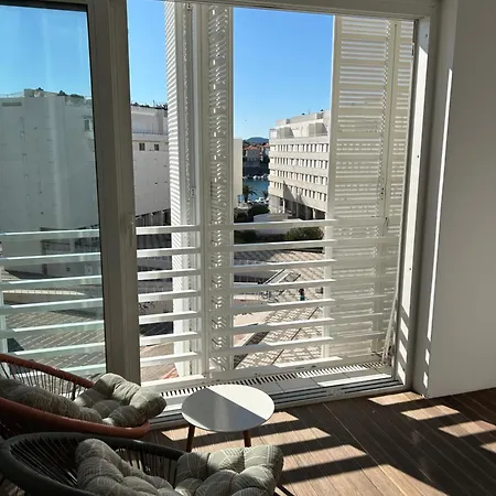 2br Apartment-next To Old Town-private Parking