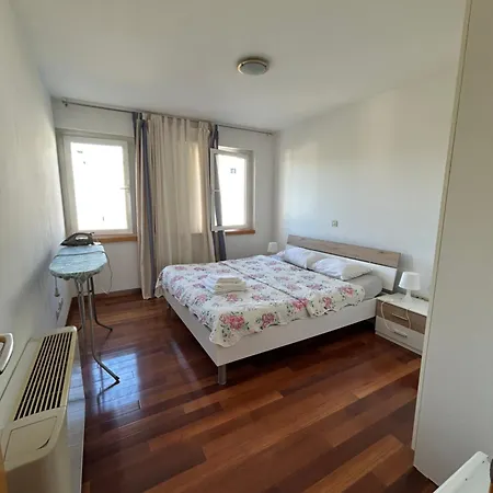 2br Apartment-next To Old Town-private Parking Zara